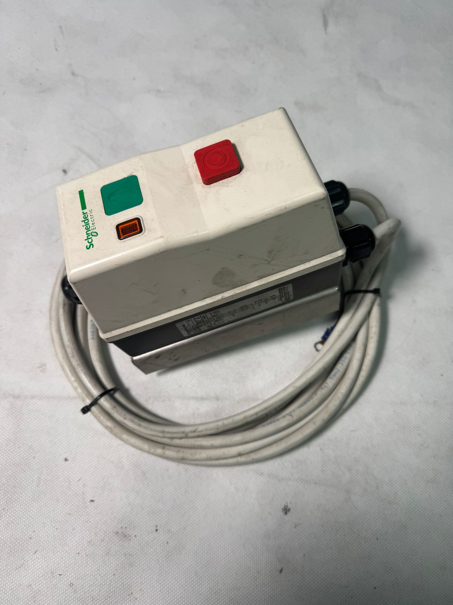 Schneider Elektrik LE1M35Q708 MUHAFAZALI DOL DÖNÜŞSÜZ YOLVERİCİ TESYS LE1 M 1,8...2,6 A BOBİN 380 V AC