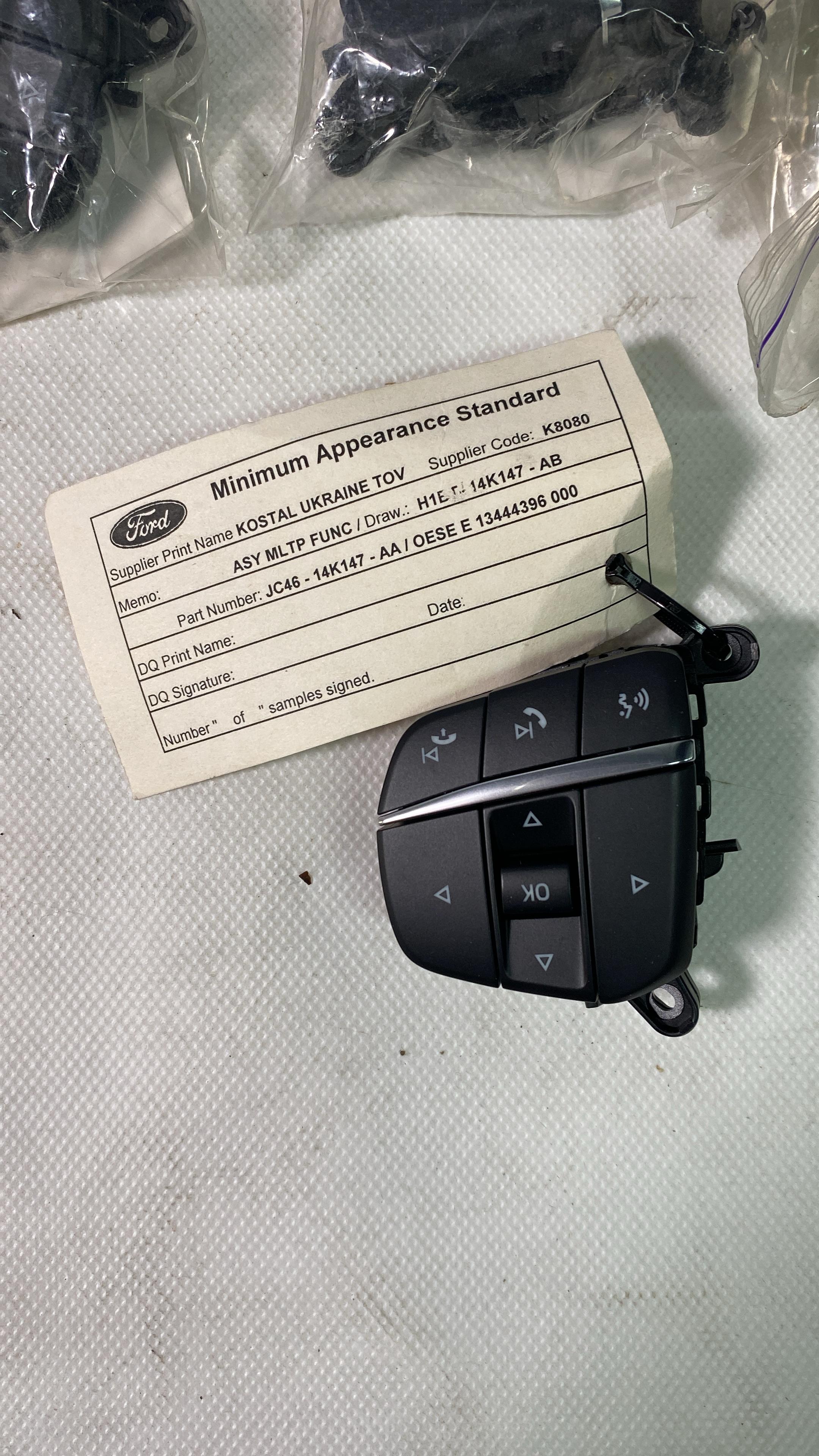 H1BT-14K147-AB Ford DİREKSİYON ÇAĞRI YANITLAMA TEYP KONTROL TUŞU